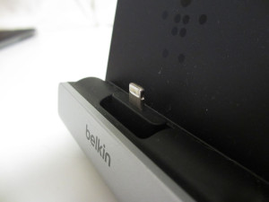 Express Dock for iPadの可動lightning端子