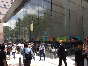 Apple Store表参道を外から