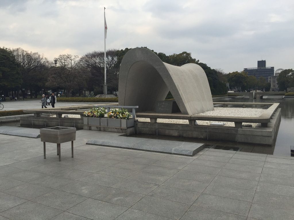 平和記念公園の慰霊碑
