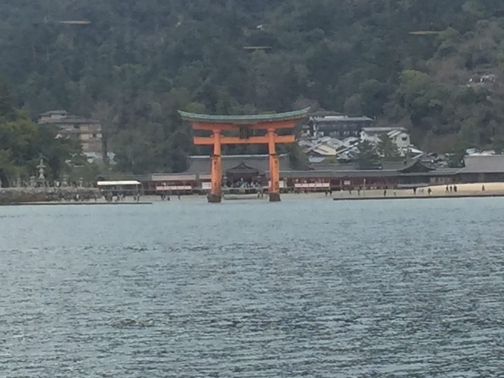 フェリーから見る厳島神社の鳥居