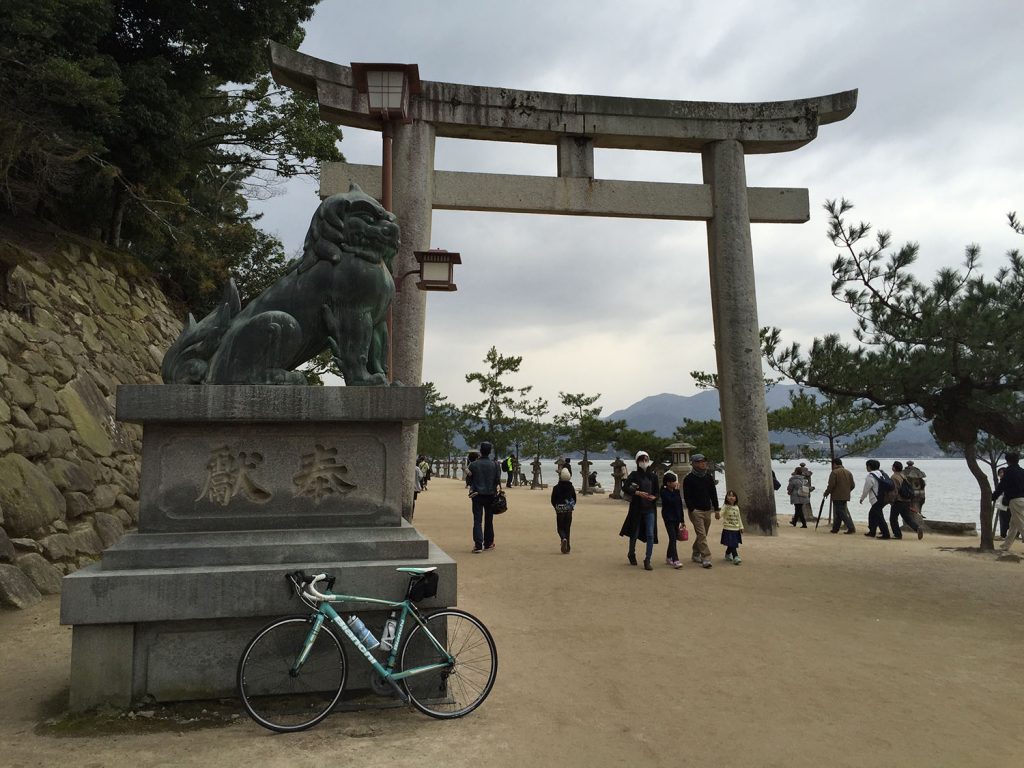 厳島神社 境内入り口にて