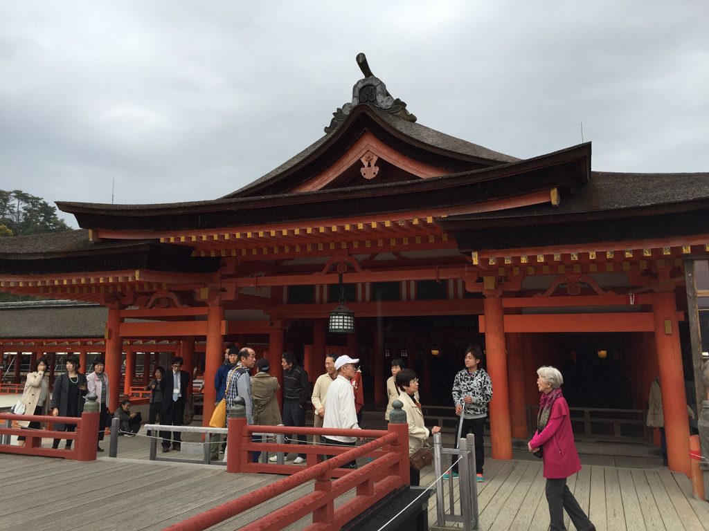 神社内を参拝