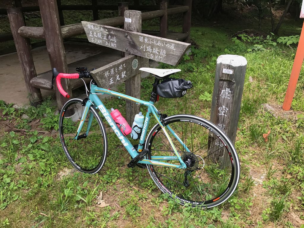 刈場坂峠手前の虚空蔵峠で一服