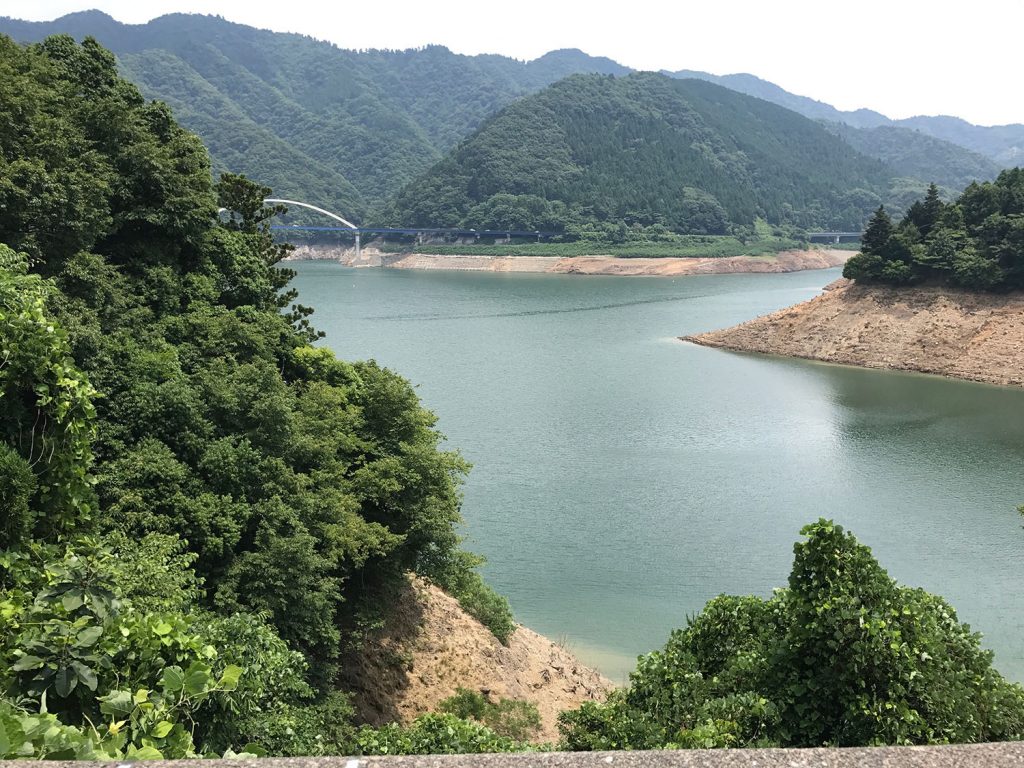 ダムの岩肌が見える宮ヶ瀬湖