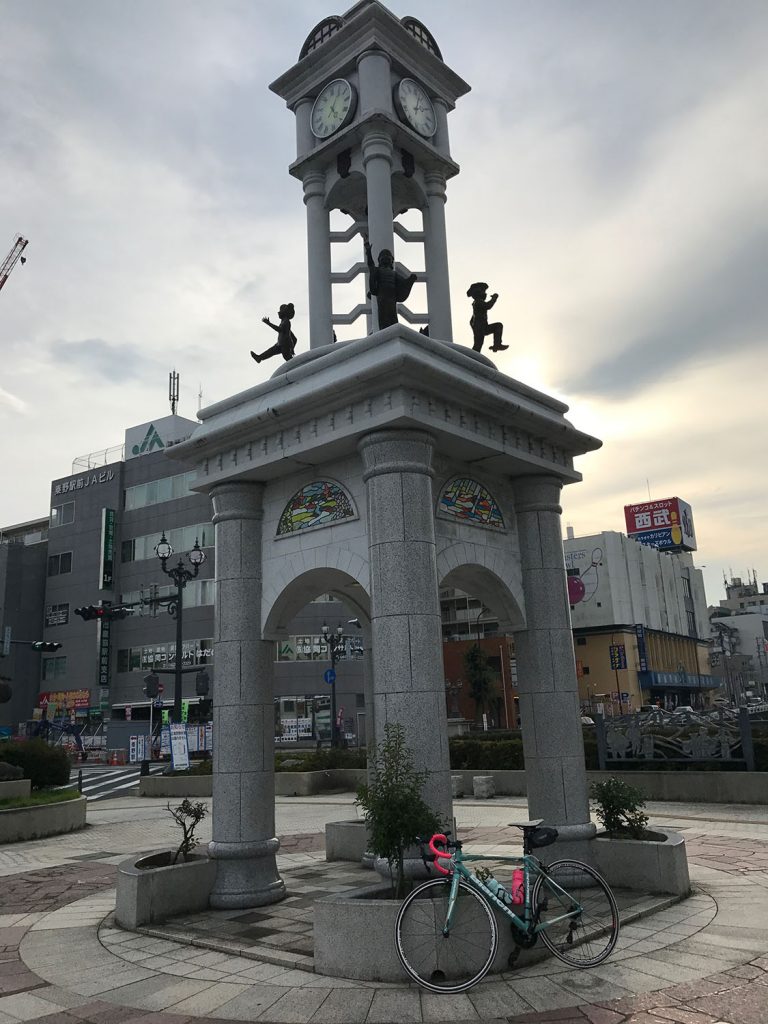 秦野駅前を流れる水無川の橋上の時計台にゴール