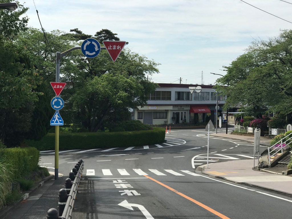 聖蹟桜ヶ丘市街地にある環状交差点（ランダバウト）