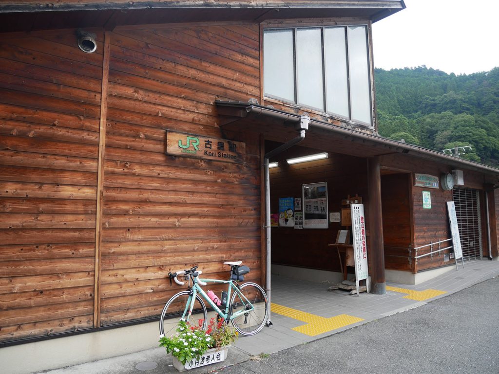 木造駅舎が美しい古里駅 (JR青梅線)