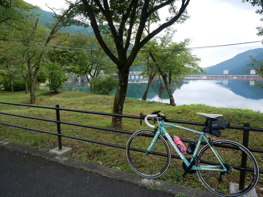 奥多摩湖岸に到着