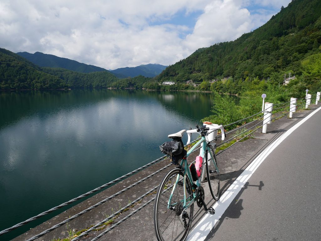 奥多摩湖岸北側をひたすら走る