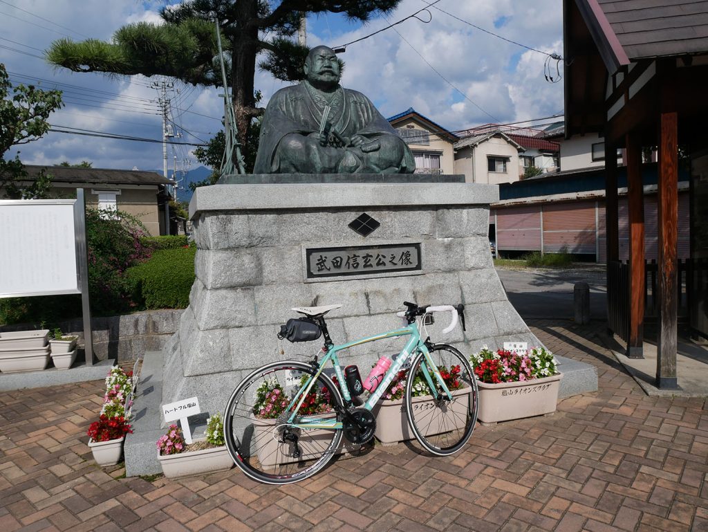 駅前の武田信玄像