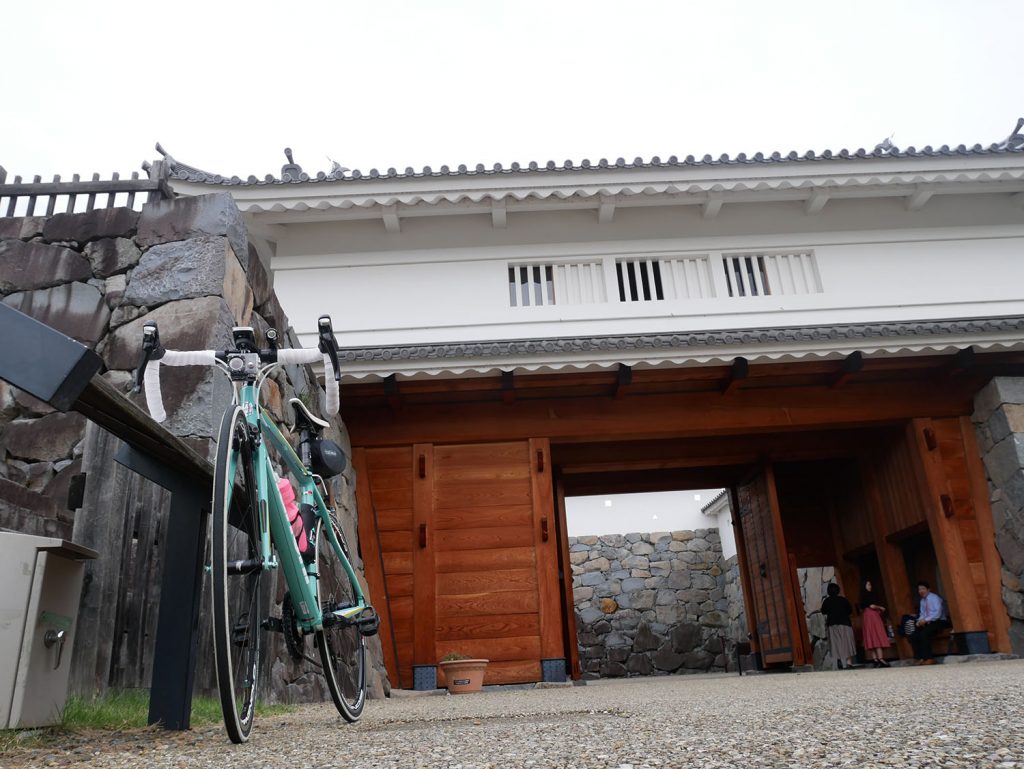 甲府城山手御門前にて